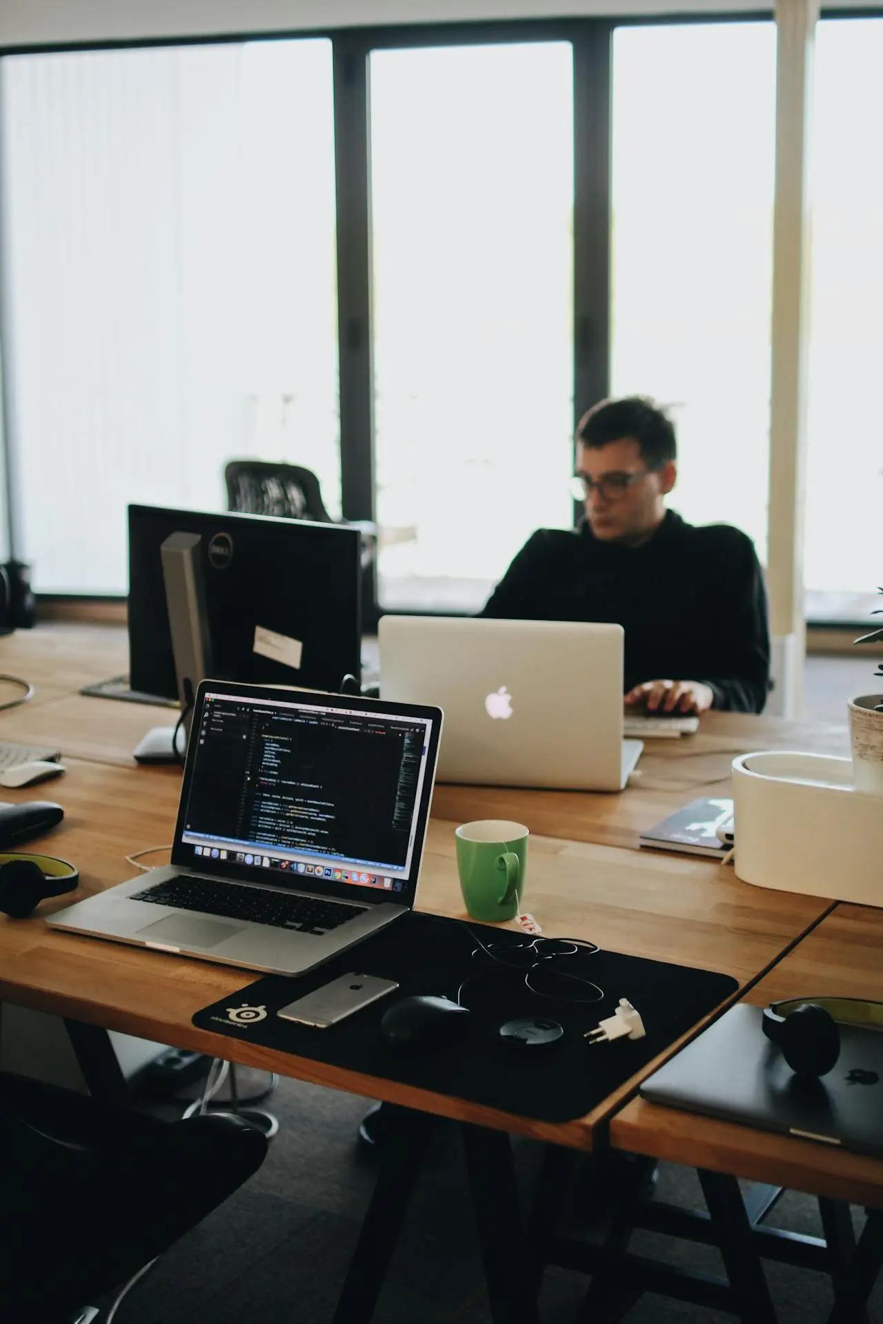 Echipa DMV Consult lucrând la un proiect software